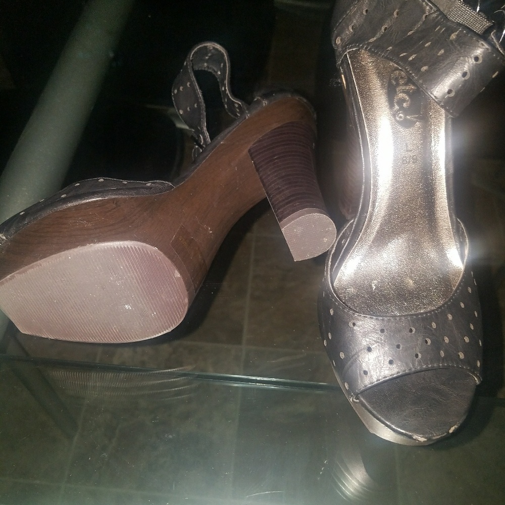 Heels - Picture 3 of 4